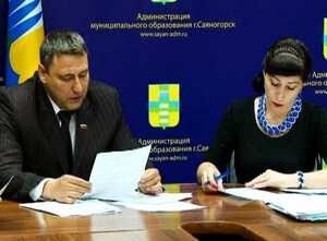 Саяногорцев оштрафовали за мытье машины, выгул собаки без поводка и шум в ночное время