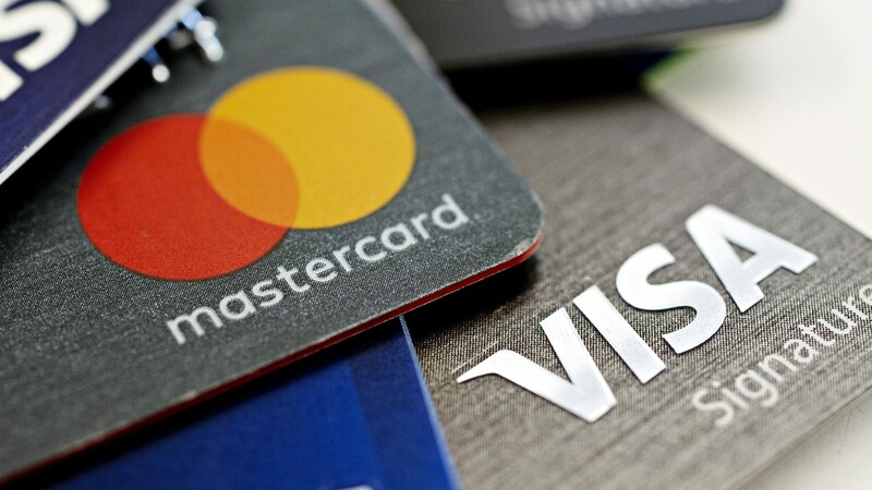 Саяногорск Инфо - Зачем нужны карты зарубежных банков в 2025 году - cards.jpg