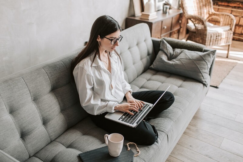 Саяногорск Инфо - 5 Хороших способов заработать в интернете в 2021 году - woman-working-at-home-using-laptop-4050291.jpg