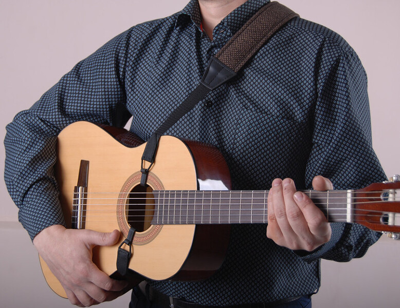 Саяногорск Инфо - Ремни для гитары – характеристика, способы крепления к инструменту - guitar.jpg