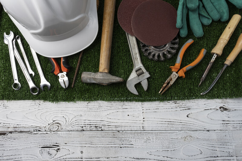 Саяногорск Инфо - Минимальный набор инструмента для домашней мастерской - top-view-international-worker-s-day-with-engineer-tools.jpg