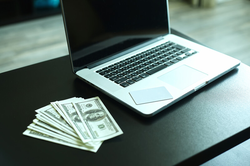 Саяногорск Инфо - Обмен электронных денег - workplace-with-money-notebookus-dollar-banknotes-near-laptop.jpg
