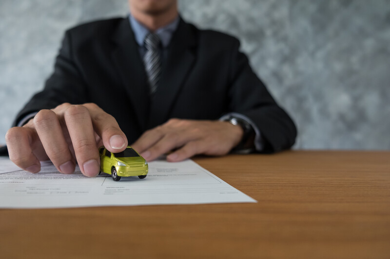 Саяногорск Инфо - Где оформить ОСАГО в Саяногорске - transportation-ownership-concept-customer-salesman-with-car-key.jpg