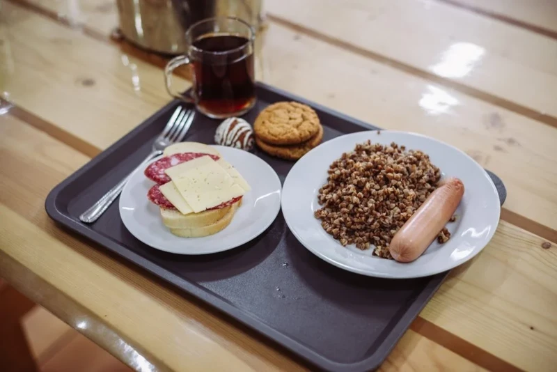 Саяногорск Инфо - Какое питание в детском лагере: здоровое и сбалансированное лето для ребёнка - pitanie-1-1024x684-optimized.webp