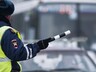 В Новосибирске женщина без прав провезла сотрудника ДПС на капоте