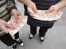 Школьница в Саяногорске бросала деньги с балкона