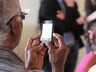 Ветеранам Саяногорска дарят мобильные телефоны