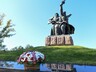 Делегация из Москвы и глава Хакасии возложили цветы к мемориалу воинской славы в Абакане
