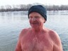 60-летний саяногорец отметил свой юбилей заплывом через Енисей