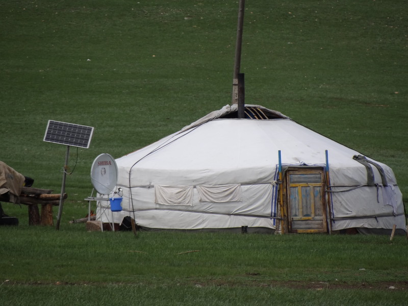Монголия, Байкал 2012 -Обязательные атрибуты солнечная батарея, спутниковая антена и где то рядом баскетбольное кольцо
