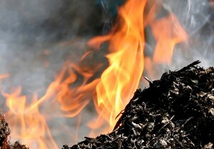 Горящий мусор угрожает гаражам