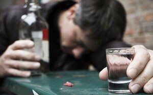 Житель Саяногорска украл телевизор у спящего друга