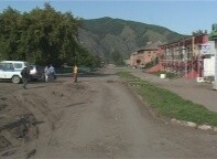В поселке Майна ремонтируют главную улицу и библионеку