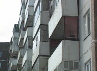 В Саяногорске парень и девушка выпали из окна