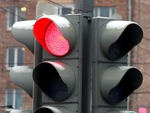 В Саяногорске молоденькая автомобилистка забыла, что на красный надо стоять