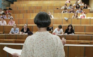 В Хакасии зарплата преподавателя вуза все еще далека от президентского ориентира