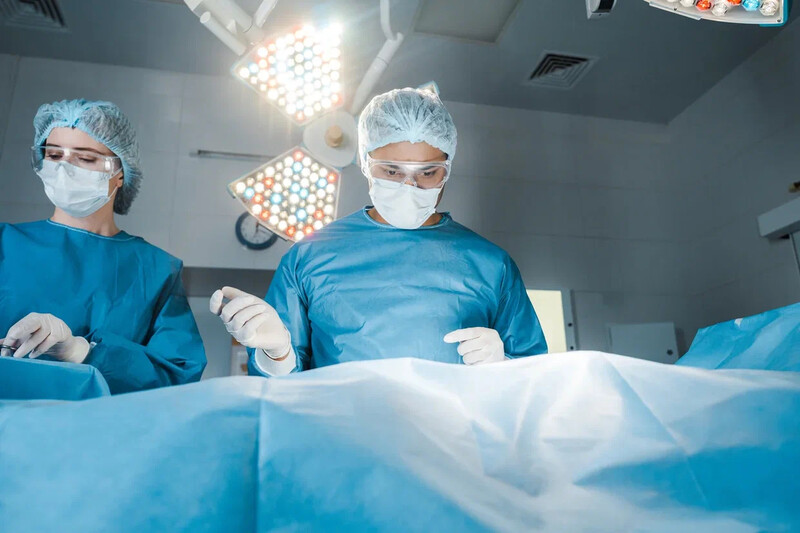 Саяногорск Инфо - Рынок хирургических лазерных установок растет - surgeon.jpg