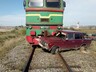 На ЖД-переезде локомотив врезался в легковушку