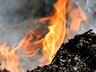 Горящий мусор угрожает гаражам