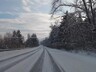Дорожники производят очистку тротуаров и автодороги в районе поселка Майна