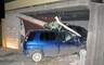 В Саяногорске пьяный водитель врезался в джип Toyota Land Cruiser Prado, стоящий в гараже