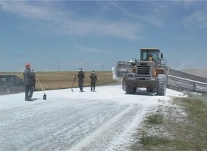 В субботу движение по абаканской трассе затруднили горы глинозема