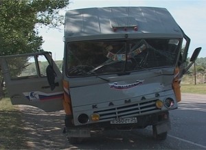 На трассе Саяногорск – Майна два грузовика не поделили дорогу