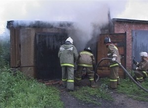 В следствии грозы в Саяногорске вспыхнул гараж