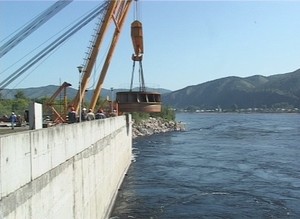 На Майнской ГЭС испытали грузоподъемный механизм