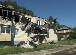 Майнским погорельцам выплатили материальную помощь