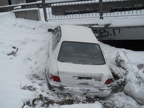 В Саяногорске водитель совершивший ДТП бросил в машине пострадавшую пасажирку