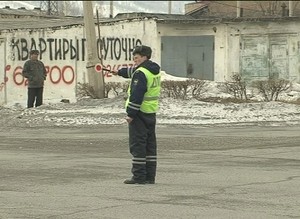 Госавтоинспекторы Саяногорска утро начали с раздачи детских удерживающих устройств