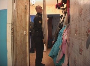Саяногорские судебные приставы арестовали дверь в квартире должника
