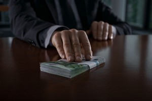 За попытку дать взятку полицейскому житель Саяногорска оштрафован на 40 тысяч рублей