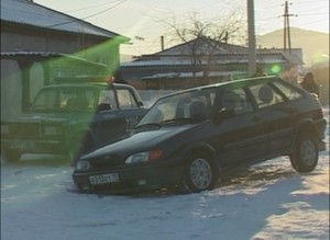 Провал дороги по улице Оросительной. В образовавшуюся яму угодил автомобиль