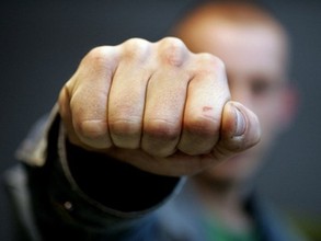 В Саяногорске перед судом предстанет мужчина, обвиняемый в применении насилия в отношении полицейского