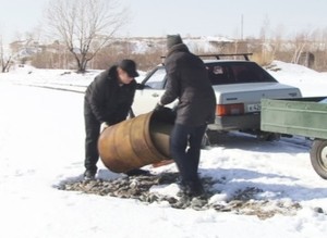 Саяногорские автолюбители очищают гравийный карьер от мусора.