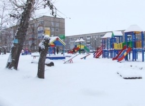 Неизвестные ломают новый детский городок