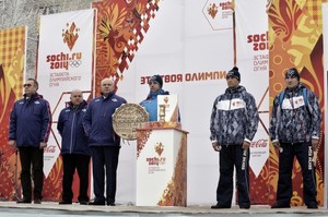 Глава Хакасии подарил факелоносцам Олимпийского огня шаманский бубен