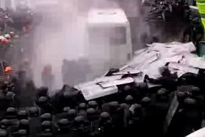 Протестующие пошли на штурм правительственного квартала в Киеве