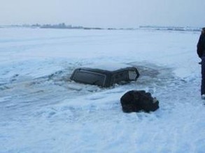 На Саяно-Шушенском водохранилище под лед ушла "Нива" с людьми