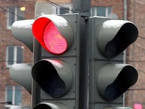 В Саяногорске молоденькая автомобилистка забыла, что на красный надо стоять