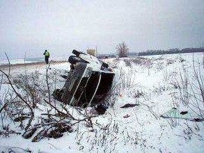 Со скользкой трассы Абакан - Саяногорск снесло микроавтобус