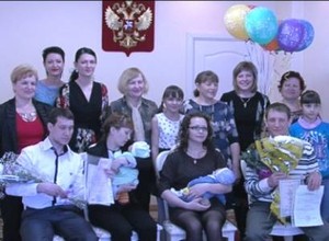 Новорожденные саяногорцы получили первый в жизни документ