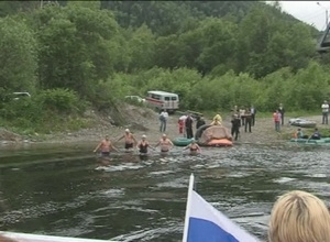 Моржи выходят на последний этап эстафеты в честь Дня Енисея