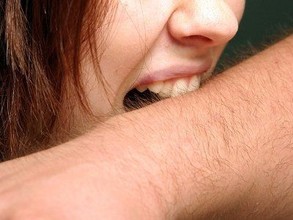 В Хакасии возбуждено уголовное дело в отношении 57-летней женщины, которая укусила пристава