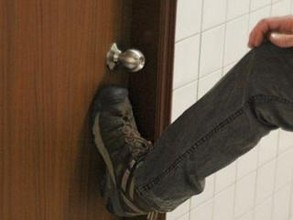Житель Саяногорска ворвался к женщине в квартиру и изнасиловал ее