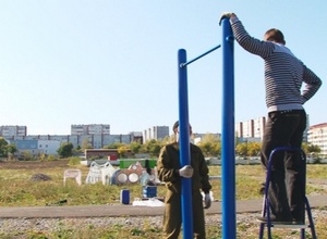 В парке активного отдыха Саяногорска устанавливают спортплощадку