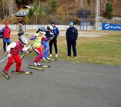 Биатлонисты посоревновались и получили памятные призы
