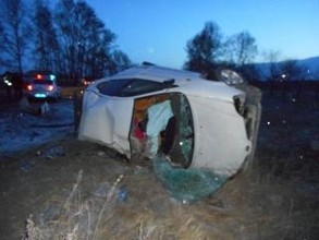 В Хакасии молодая пара погибла из-за того, что водитель иномарки зацепил бровку